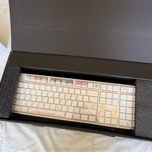 Sailor Moon Mechanical Keyboard - Akko Crystal - Picture 4 of 8